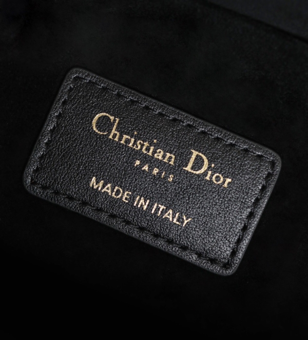Dior Medium Essential Tote Bag Black like authentic sử dụng chất liệu Da bê Archicannage đen nguyên bản như chính hãng, sản xuất hoàn bằng thủ công, cam kết chất lượng tốt nhất chuẩn 99% so với chính hãng, full box và phụ kiện