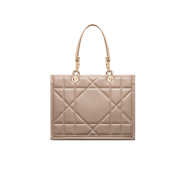 Dior Medium Essential Tote Bag Hazelnut like authentic, cam kết chất lượng chuẩn 99% so với chính hãng, sử dụng chất liệu da bê nguyên bản như chính hãng, sản xuất hoàn toàn bằng thủ công, cam kết chất lượng tốt nhất bao check, hỗ trợ trả góp, full box và phụ kiện