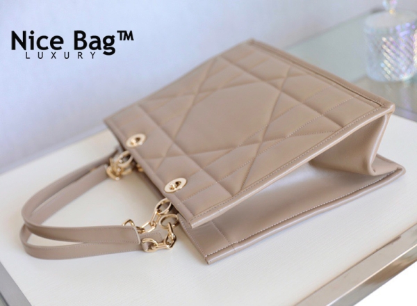 Dior Medium Essential Tote Bag Hazelnut like authentic, cam kết chất lượng chuẩn 99% so với chính hãng, sử dụng chất liệu da bê nguyên bản như chính hãng, sản xuất hoàn toàn bằng thủ công, cam kết chất lượng tốt nhất bao check, hỗ trợ trả góp, full box và phụ kiện