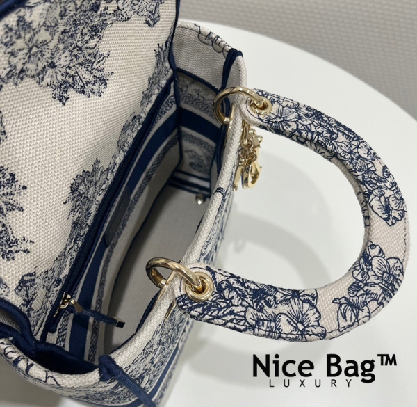 Dior Medium Lady D-lite Bag Blue Multicolor Rêve d'Infini Embroidery like authentic chuẩn 99%, sử dụng chất liệu nguyên bản như chính hãng, được thêu hoàn toàn bằng thủ công, chuẩn 99%, full box và phụ kiện, hỗ trợ trả góp bằng thẻ tín dụng