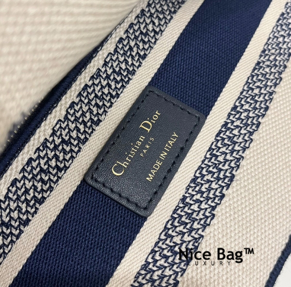 Dior Medium Lady D-lite Bag Blue Multicolor Rêve d'Infini Embroidery like authentic chuẩn 99%, sử dụng chất liệu nguyên bản như chính hãng, được thêu hoàn toàn bằng thủ công, chuẩn 99%, full box và phụ kiện, hỗ trợ trả góp bằng thẻ tín dụng