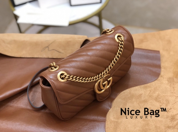 Gucci Marmont Small Matelassé Shoulder Bag Brown like authentic chuẩn 99% so với chính hãng, sử dụng chất liệu da bò nguyên bản như chính hãng, sản xuất hoàn toàn bằng thủ công, cam kết chất lượng tốt nhất, full box và phụ kiện