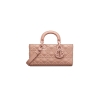 Dior Medium Lady D-Joy Bag Diamond Pink like authentic sử dụng chất liệu da bò, được may thủ công 100% cam kết chất lượng tốt nhất chuẩn 99% so với chính hãng, hỗ trợ trả góp bằng thẻ tín dụng, full box và phụ kiện