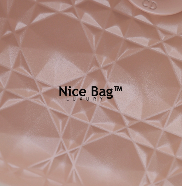 Dior Medium Lady D-Joy Bag Diamond Pink like authentic sử dụng chất liệu da bò, được may thủ công 100% cam kết chất lượng tốt nhất chuẩn 99% so với chính hãng, hỗ trợ trả góp bằng thẻ tín dụng, full box và phụ kiện
