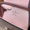 LV Twist MM Bag Pink like authentic sử dụng chất liệu da bò nguyên bản như chính hãng, kim loại mạ vàng, cam kết chất lượng đạt 99% so với chính hãng, full box và phụ kiện, hỗ trợ trả góp bằng thẻ tín dụng