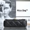 Chanel Mini Love Flap Bag Black like authentic sử dụng chất liệu da bò dập hạt chống chầy xước, được làm hoàn toàn bằng thủ công, chuẩn 99% so với chính hãng, full box và phụ kiện