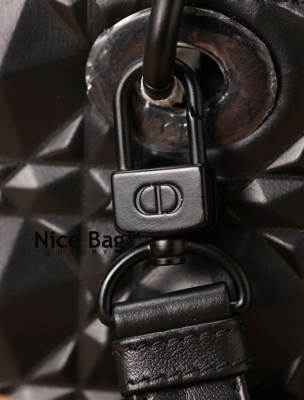 Dior Medium Lady D-Joy Bag Black Like authentic sử dụng chất liệu da bò dập kim cương, được may thủ công 100% cam kết chất lượng chuẩn 99% so với chính hãng, full box và phụ kiện, hỗ trợ trả góp bằng thẻ tín dụng