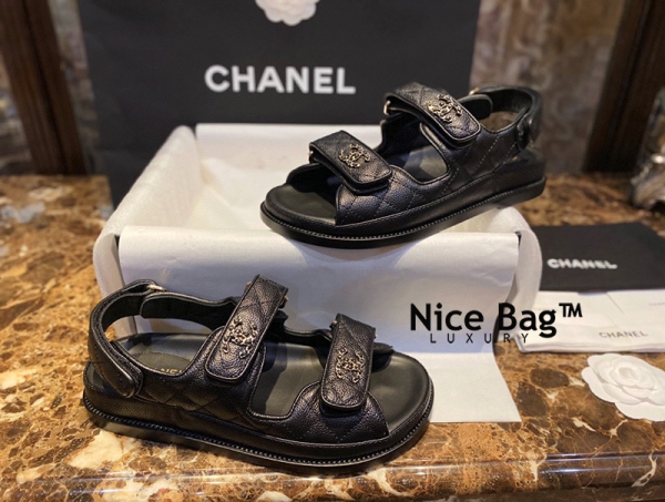 Giày Sandals Chanel Black And Gold sử dụng chất liệu da bò dập hạt chống chầy nguyên bản như chính hãng, được làm thủ công, full box và phụ kiện, hỗ trợ trả góp bằng thẻ tín dụng