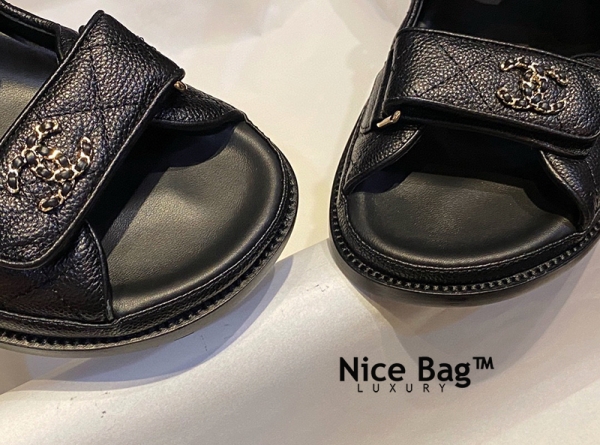 Giày Sandals Chanel Black And Gold sử dụng chất liệu da bò dập hạt chống chầy nguyên bản như chính hãng, được làm thủ công, full box và phụ kiện, hỗ trợ trả góp bằng thẻ tín dụng
