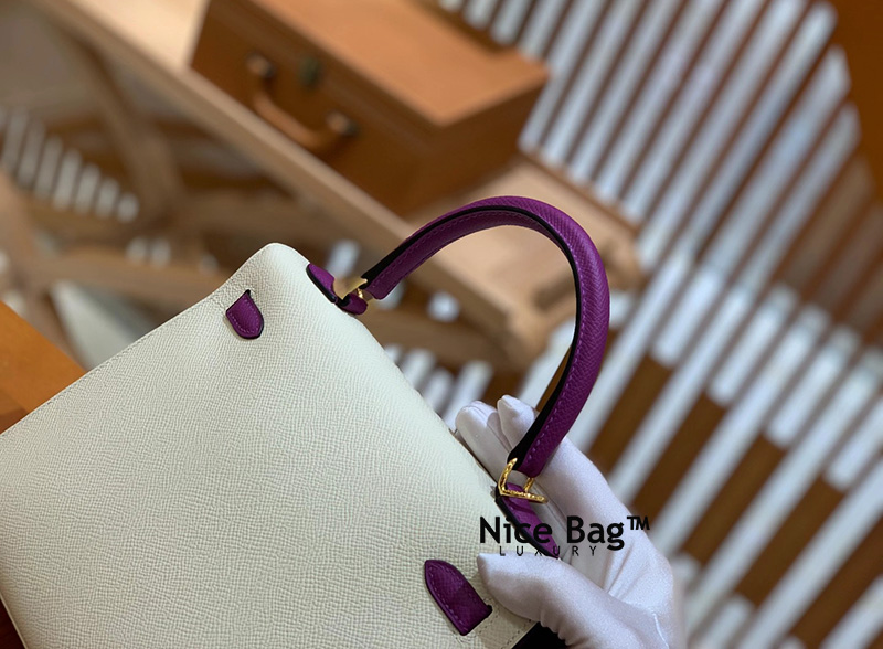 Hermes Kelly 25 HSS White Violet like authentic sử dụng chất liệu da bò dập vân nhập ý nguyên bản như chính hãng, được sản xuất hoàn toàn bằng thủ công, chuẩn 99%, full box và phụ kiện, hỗ trợ trả góp bằng thẻ tín dụng