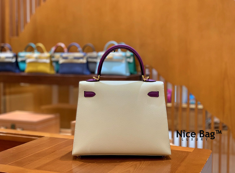 Hermes Kelly 25 HSS White Violet like authentic sử dụng chất liệu da bò dập vân nhập ý nguyên bản như chính hãng, được sản xuất hoàn toàn bằng thủ công, chuẩn 99%, full box và phụ kiện, hỗ trợ trả góp bằng thẻ tín dụng