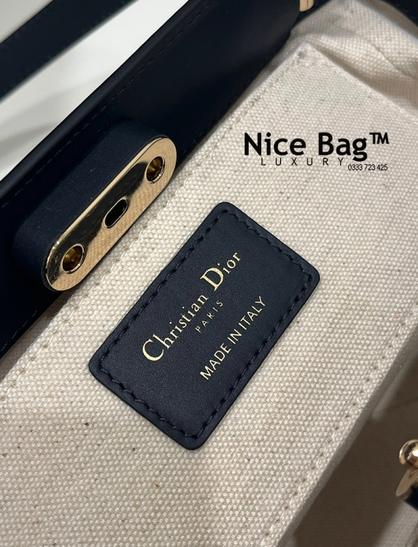 Dior Small Key Bag Blue Dior Oblique Jacquard like authentic cam kết chất lượng tốt nhất hiện nay sử dụng chất liệu vải jacquard Dior Oblique, kết hợp với da bò, chuẩn 99% so với chính hãng, full box và phụ kiện