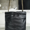 Chanel 22 Mini Handbag Black Gold cam kết chất lượng tốt nhất, sử dụng chất liệu da bò nguyên bản như chính hãng, full box và phụ kiện, hỗ trợ trả góp bằng thẻ tín dụng