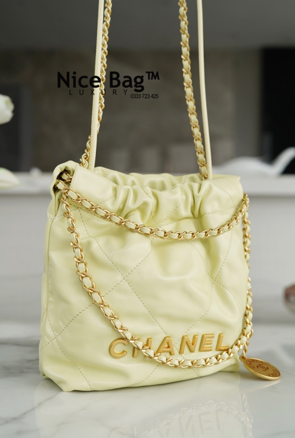 Chanel 22 Mini Handbag Light Yellow cam kết chất lượng tốt nhất, sử dụng chất liệu da bò nguyên bản so với chính hãng, chuẩn 99%, full box và phụ kiện
