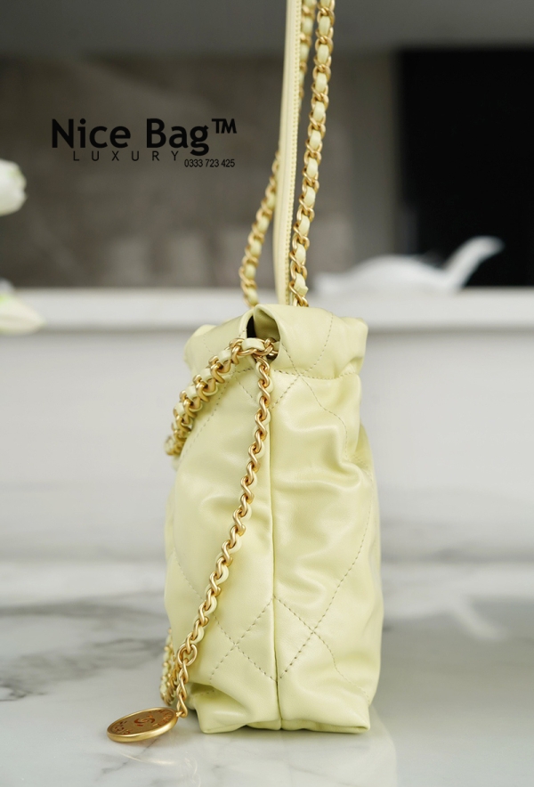 Chanel 22 Mini Handbag Light Yellow cam kết chất lượng tốt nhất, sử dụng chất liệu da bò nguyên bản so với chính hãng, chuẩn 99%, full box và phụ kiện