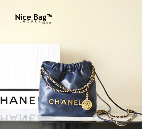 Chanel 22 Mini Bag Navy Blue like authentic sử dụng chất liệu da bò nguyên bản như chính hãng, cam kết chất lượng tốt nhất, full box và phụ kiện, hỗ trợ trả góp bằng thẻ tín dụng, nhận ship toàn quốc
