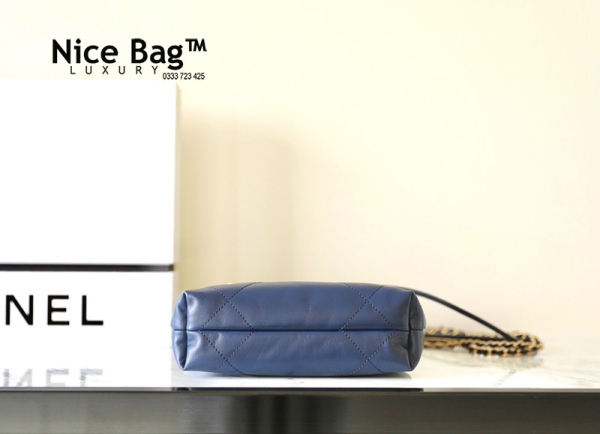 Chanel 22 Mini Bag Navy Blue like authentic sử dụng chất liệu da bò nguyên bản như chính hãng, cam kết chất lượng tốt nhất, full box và phụ kiện, hỗ trợ trả góp bằng thẻ tín dụng, nhận ship toàn quốc