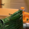 Hermes Kelly 25 Alligator Vert Emerald sử dụng chất liệu da cá sấu sông Nile, được may thủ công 100% full box và phụ kiện, hỗ trợ trả góp bằng thẻ tín dụng.