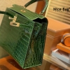 Hermes Kelly 25 Alligator Vert Emerald sử dụng chất liệu da cá sấu sông Nile, được may thủ công 100% full box và phụ kiện, hỗ trợ trả góp bằng thẻ tín dụng.