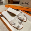 Dép Hermes Oran Sandal White sử dụng chất liệu da nguyên bản so với chính hãng, sử dụng chất liệu da hạng a nhập ý, được làm thủ công 100%, cam kết chất lượng đạt chuẩn 99% so với chính hãng, full box và phụ kiện