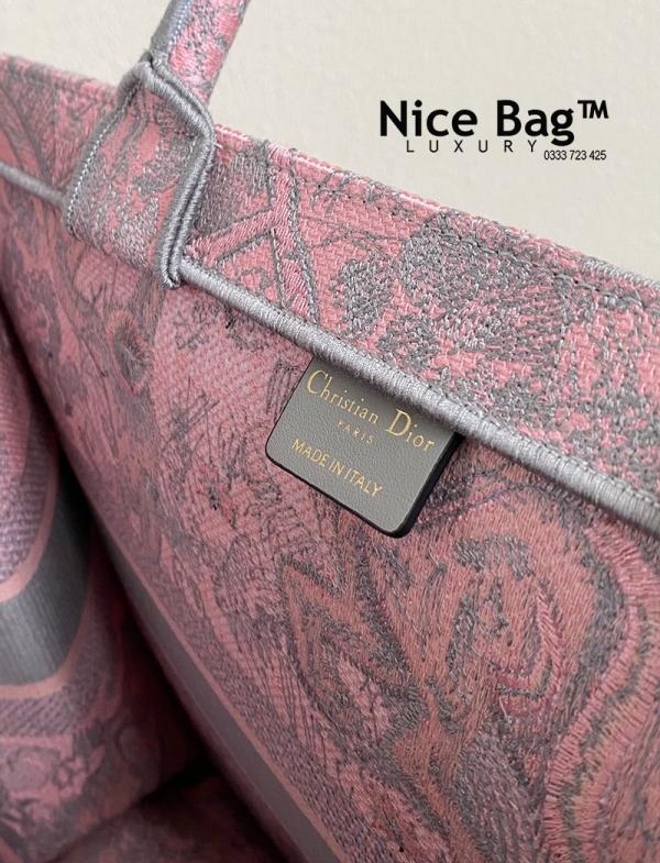 Dior Book tote Medium Gray and Pink Toile de Jouy Reverse Embroidery sử dụng vải thổ cẩm, thêu thủ công, chuẩn 99% so với chính hãng, full box và phụ kiện, hỗ trợ trả góp bằng thẻ tín dụng