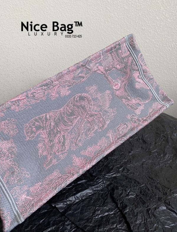 Dior Book tote Medium Gray and Pink Toile de Jouy Reverse Embroidery sử dụng vải thổ cẩm, thêu thủ công, chuẩn 99% so với chính hãng, full box và phụ kiện, hỗ trợ trả góp bằng thẻ tín dụng