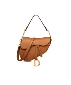 Dior Saddle Bag With Strap Golden Saddle Grained Calfskin sử dụng chất liệu da bê, chuẩn 99% so với chính hãng, full box và phụ kiện, hỗ trợ trả góp bằng thẻ tín dụng,