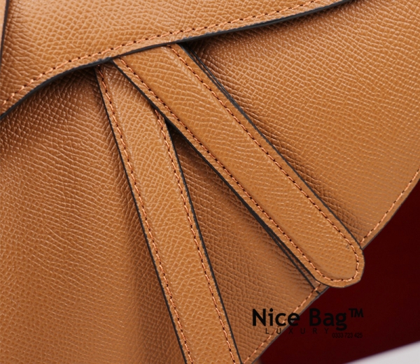 Dior Saddle Bag With Strap Golden Saddle Grained Calfskin sử dụng chất liệu da bê, chuẩn 99% so với chính hãng, full box và phụ kiện, hỗ trợ trả góp bằng thẻ tín dụng,