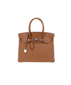 Hermes Birkin Touch 25 Bag Gold Matte Alligator Togo Limited Edition sử dụng chất liệu da cá sấu tự nhiên kết hợp với da togo của ý, được may thủ công, cam kết chất lượng chuẩn 99% so với chính hãng, full box và phụ kiện, hỗ trợ trả góp bằng thẻ tín dụng.