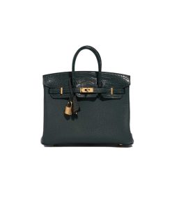 Hermes Birkin Touch 30 Togo Matte Alligator Vert Cypress sử dụng chất liệu da cá sấu tự nhiên kết hợp da togo nhập ý, được may thủ công 100%. cam kết chất lượng đạt 99% so với chính hãng, cam kết chất lượng tốt nhất, full box và phụ kiện, hỗ trợ trả góp bằng thẻ tín dụng