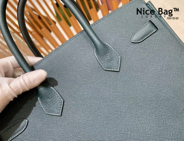 Hermes birkin 30 Epsom Vert Cypress Leather With Gold Hardware sử dụng chất liệu da epsom nhập ý, được may thủ công 100%, cam kết chất lượng chuẩn nhất hiện nay, chuẩn 99% so với chính hãng, full box và phụ kiện, hỗ trợ trả góp bằng thẻ tín dụng