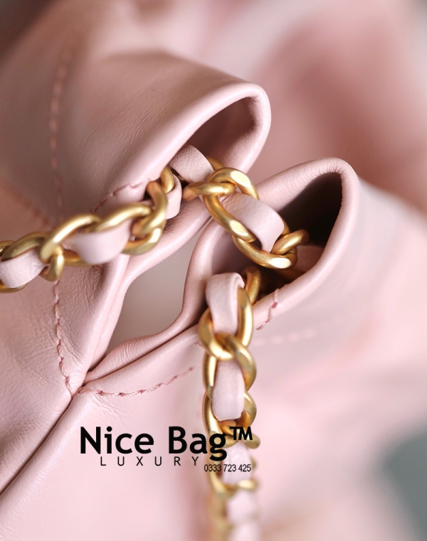 Chanel 22 Mini Bag Light Pink sử dụng chất liệu da bê chất liệu nguyên bản so với chính hãng, cam kết chất lượng tốt nhất, chuẩn 99% so với chính hãng, full box và phụ kiện