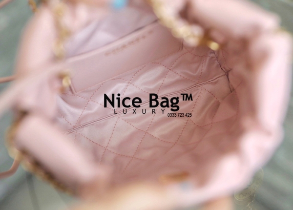 Chanel 22 Mini Bag Light Pink sử dụng chất liệu da bê chất liệu nguyên bản so với chính hãng, cam kết chất lượng tốt nhất, chuẩn 99% so với chính hãng, full box và phụ kiện
