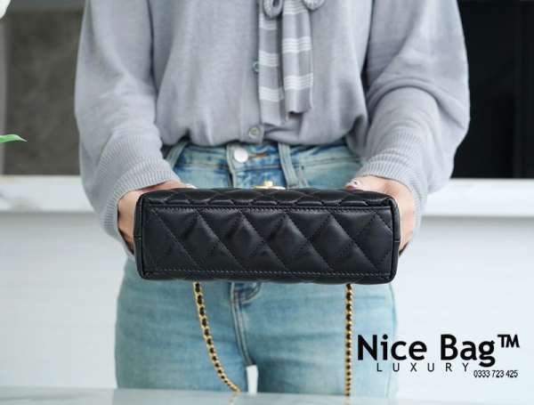 Chanel Kelly 2023 Bag Black sử dụng chất liệu da bê hiệu ứng bóng, được may thủ công, chuẩn 99% so với chính hãng, full box và phụ kiện, hỗ trợ trả góp bằng thẻ tín dụng