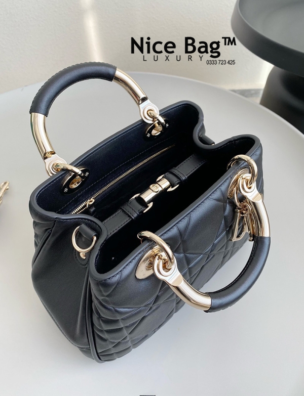 Dior Lady 95.22 Medium Black Gold like authentic cam kết chất lượng tốt nhất chuẩn 99% so với chính hãng, full box và phụ kiện hỗ trợ trả góp bằng thẻ tín dụng.