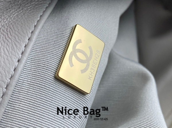 Chanel 19 Small Flap Quilted Lambskin Leather Shoulder Gray like authentic cam kết chất lượng tốt nhất chuẩn 99% so với chính hãng, được sử dụng da cừu nguyên bản như chính hãng, được may thủ công, chip cod mới nhất của nhà chanel, full box và phụ kiện, hỗ trợ trả góp bằng thẻ tín dụng