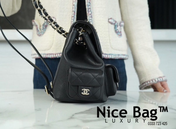 Chanel 23K Duma Backpack Black like authentic cam kết chất lượng tốt nhất, chuẩn 99% so với chính hãng, sử dụng chất liệu da bê nguyên bản như chính hãng, được may thủ công, full box và phụ kiện, hỗ trợ trả góp bằng thẻ tín dụng