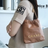 Chanel Mini 22 Bag Brown Calfskin Gold Hardware like authentic cam kết chất lượng chuẩn 99% so với chính hãng, sử dụng chất liệu da bê, được may thủ công, chip cod mới nhất, full box và phụ kiện, hỗ trợ trả góp bằng thẻ tín dụng