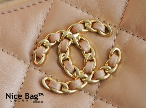 Chanel 19 Hobo Bag Beige Aged Calfskin Brushed Gold Hardware like authentic chuẩn 99% so với chính hãng, sử dụng chất liệu da bê, full box và phụ kiện, hỗ trợ trả góp bằng thẻ tín dụng, miễn phí ship toàn quốc