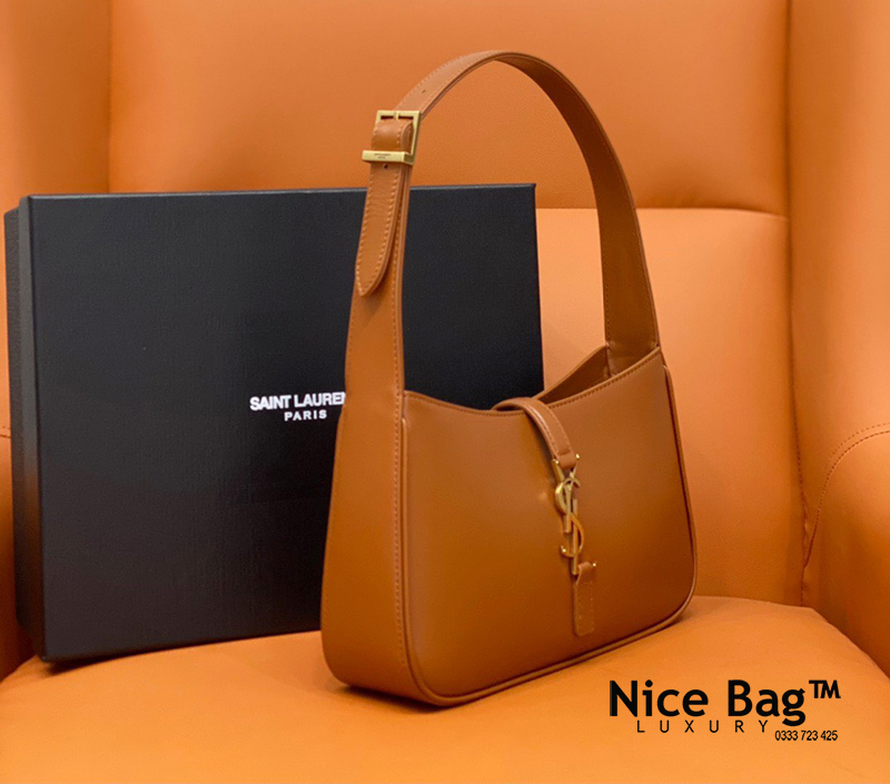 Túi Saint Laurent YSL Le 5 À 7 Hobo Bag Brown like authentic chuẩn 99% so với chính hãng, sử dụng chất liệu da bê, full box và phụ kiện, hỗ trợ trả góp bằng thẻ tín dụng, miễn phí ship toàn quốc, có hỗ trợ ship quốc tế