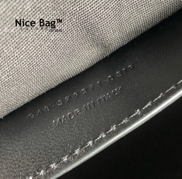 Túi YSL Manhattan Shoulder Bag In Crocodile-Embossed Shiny Leather like authentic chuẩn 99% so với chính hãng, sử dụng chất liệu da bê dập vân cá sấu, full box và phụ kiện, hỗ trợ trả góp bằng thẻ tín dụng, miễn phí ship toàn quốc