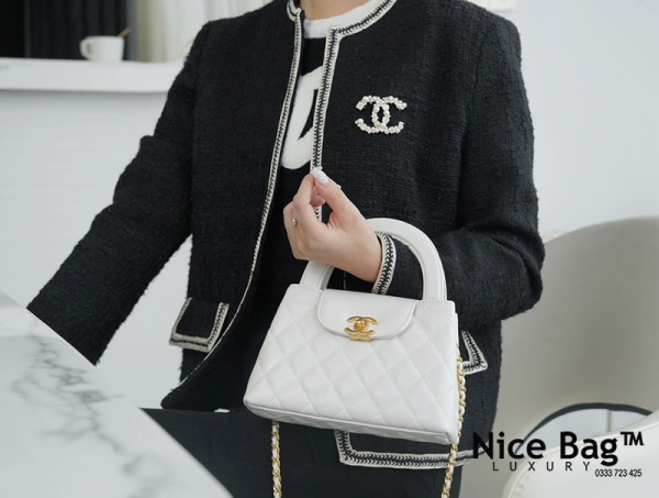 Chanel Kelly Bag White like authentic chuẩn 99% so với chính hãng, sử dụng chất liệu da bê hiệu ứng bóng, full box và phụ kiện, hỗ trợ trả góp bằng thẻ tín dụng