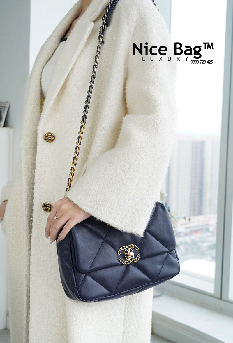 Túi Chanel 19 Bag Small Navy Blue like authentic chuẩn 99% so với chính hãng, sử dụng chất liệu da cừu, cam kết chất lượng tốt nhất, full box và phụ kiện, hỗ trợ trả góp bằng thẻ tín dụng