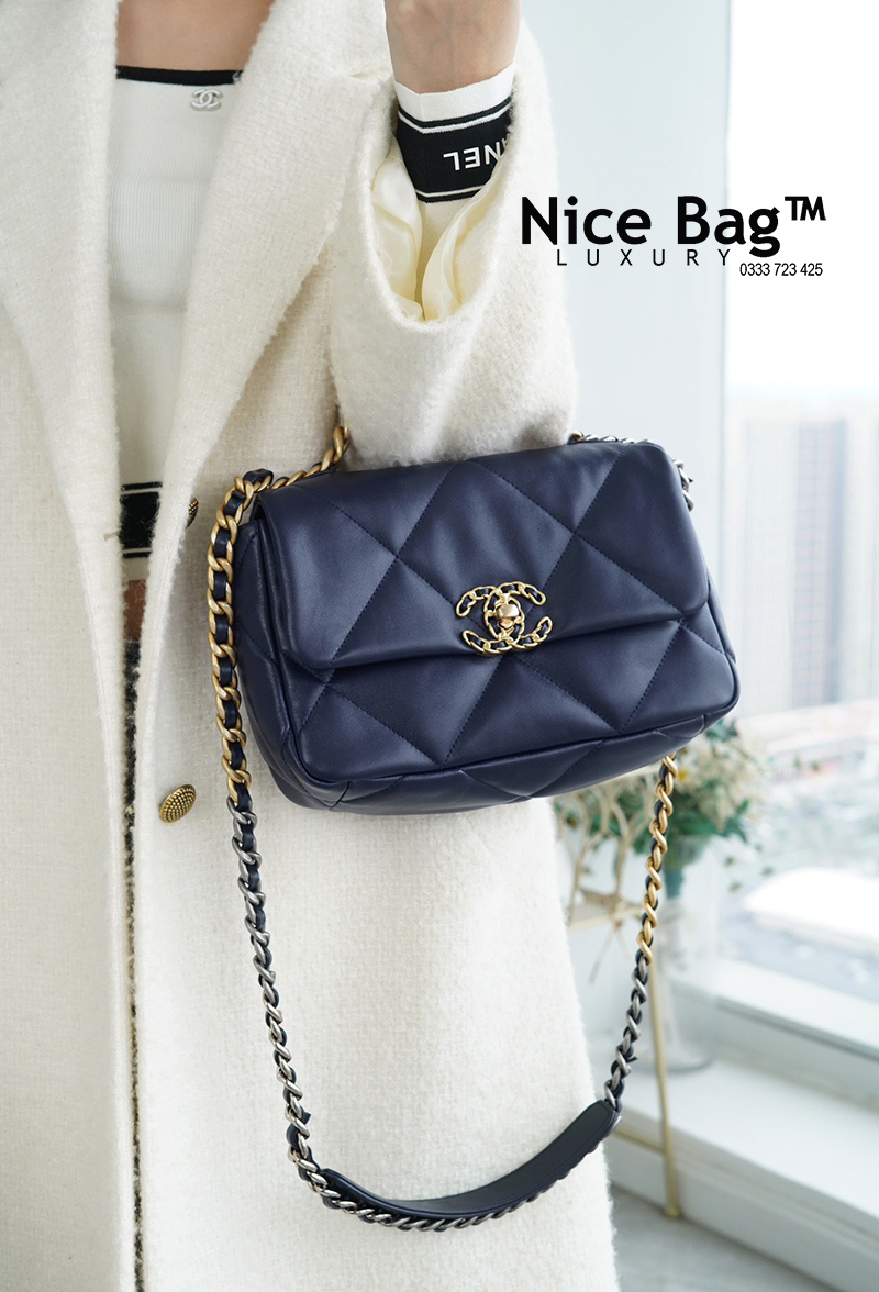 Túi Chanel 19 Bag Small Navy Blue like authentic chuẩn 99% so với chính hãng, sử dụng chất liệu da cừu, cam kết chất lượng tốt nhất, full box và phụ kiện, hỗ trợ trả góp bằng thẻ tín dụng