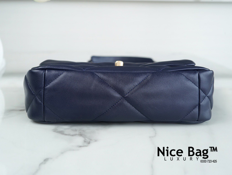 Túi Chanel 19 Bag Small Navy Blue like authentic chuẩn 99% so với chính hãng, sử dụng chất liệu da cừu, cam kết chất lượng tốt nhất, full box và phụ kiện, hỗ trợ trả góp bằng thẻ tín dụng