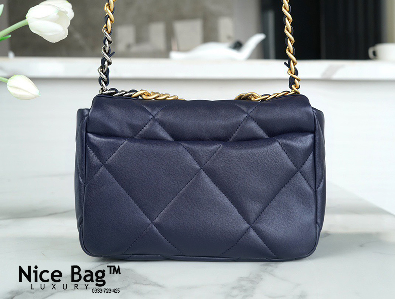 Túi Chanel 19 Bag Small Navy Blue like authentic chuẩn 99% so với chính hãng, sử dụng chất liệu da cừu, cam kết chất lượng tốt nhất, full box và phụ kiện, hỗ trợ trả góp bằng thẻ tín dụng