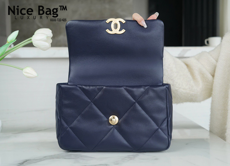 Túi Chanel 19 Bag Small Navy Blue like authentic chuẩn 99% so với chính hãng, sử dụng chất liệu da cừu, cam kết chất lượng tốt nhất, full box và phụ kiện, hỗ trợ trả góp bằng thẻ tín dụng