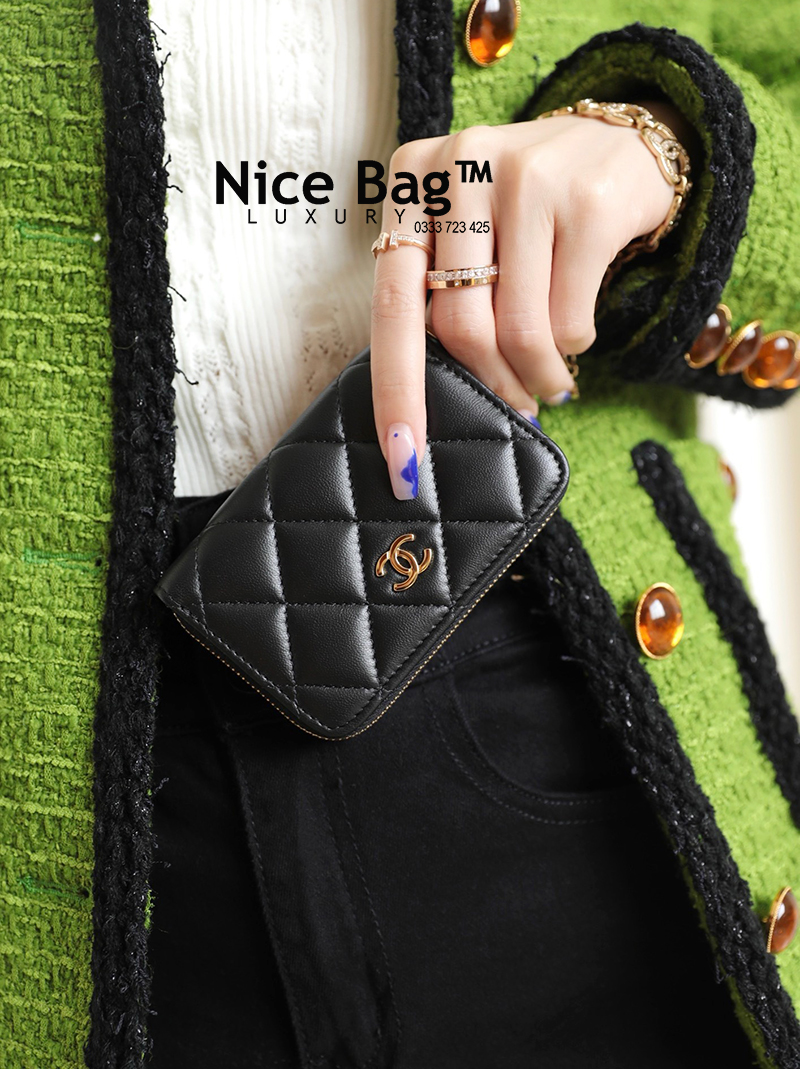 Chanel Classic Zipped Coin Purse Black Gold SHW Lambskin like authentic chuẩn 99% so với chính hãng, cam kết chất lượng tốt nhất, sử dụng chất liệu da cừu, full box và phụ kiện, hỗ trợ trả góp bằng thẻ tín dụng, miễn phí ship toàn quốc