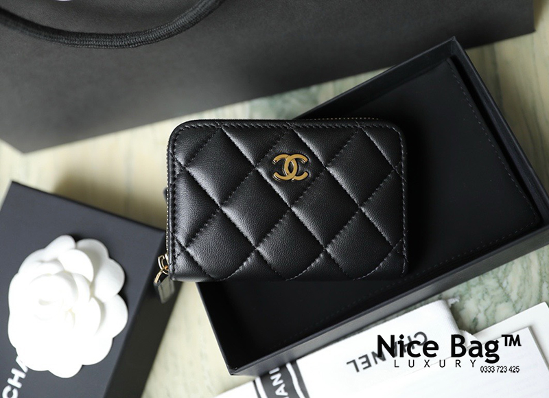 Chanel Classic Zipped Coin Purse Black Gold SHW Lambskin like authentic chuẩn 99% so với chính hãng, cam kết chất lượng tốt nhất, sử dụng chất liệu da cừu, full box và phụ kiện, hỗ trợ trả góp bằng thẻ tín dụng, miễn phí ship toàn quốc