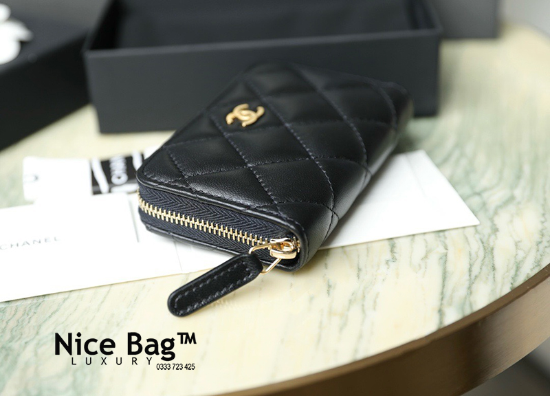 Chanel Classic Zipped Coin Purse Black Gold SHW Lambskin like authentic chuẩn 99% so với chính hãng, cam kết chất lượng tốt nhất, sử dụng chất liệu da cừu, full box và phụ kiện, hỗ trợ trả góp bằng thẻ tín dụng, miễn phí ship toàn quốc